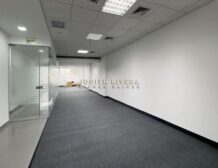 Espacio de trabajo individual con ventana, oficina en alquiler en San Isidro