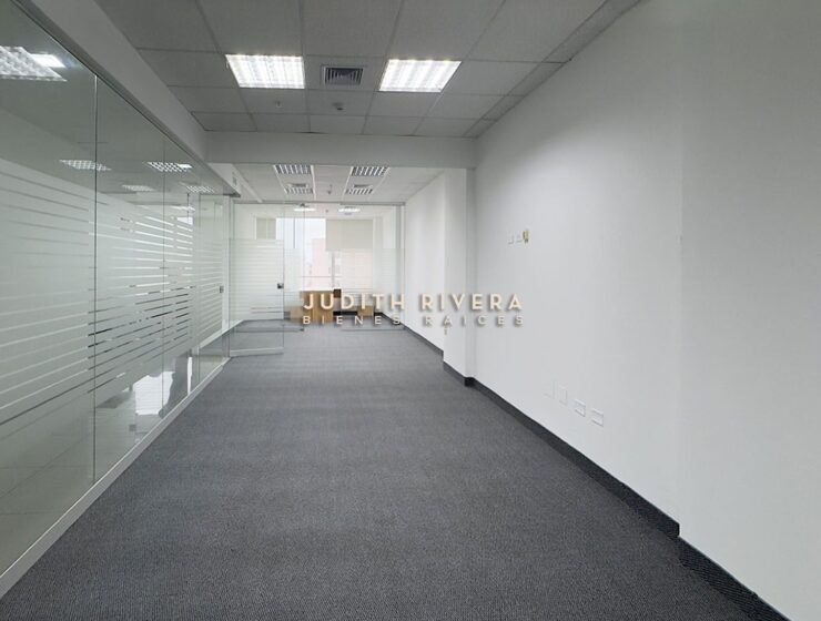 Ambiente de oficina con piso alfombrado, oficina en alquiler en San Isidro