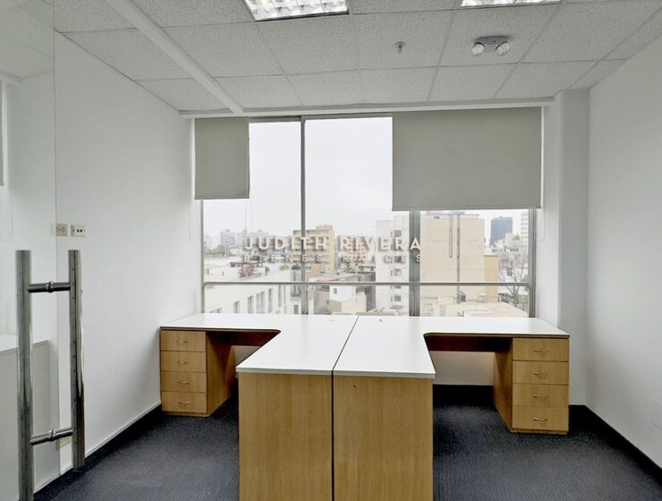 Detalle de escritorio y mobiliario de oficina, oficina en alquiler en San Isidro