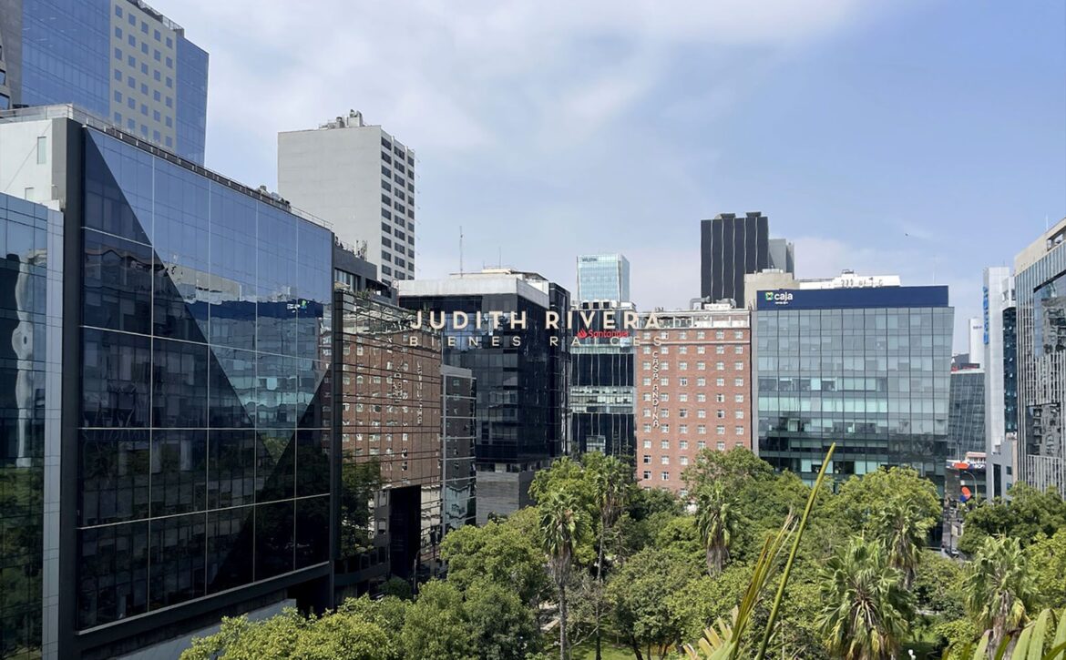 Oficina gerencial con vista a los edificios corporativos, oficina en alquiler en San Isidro