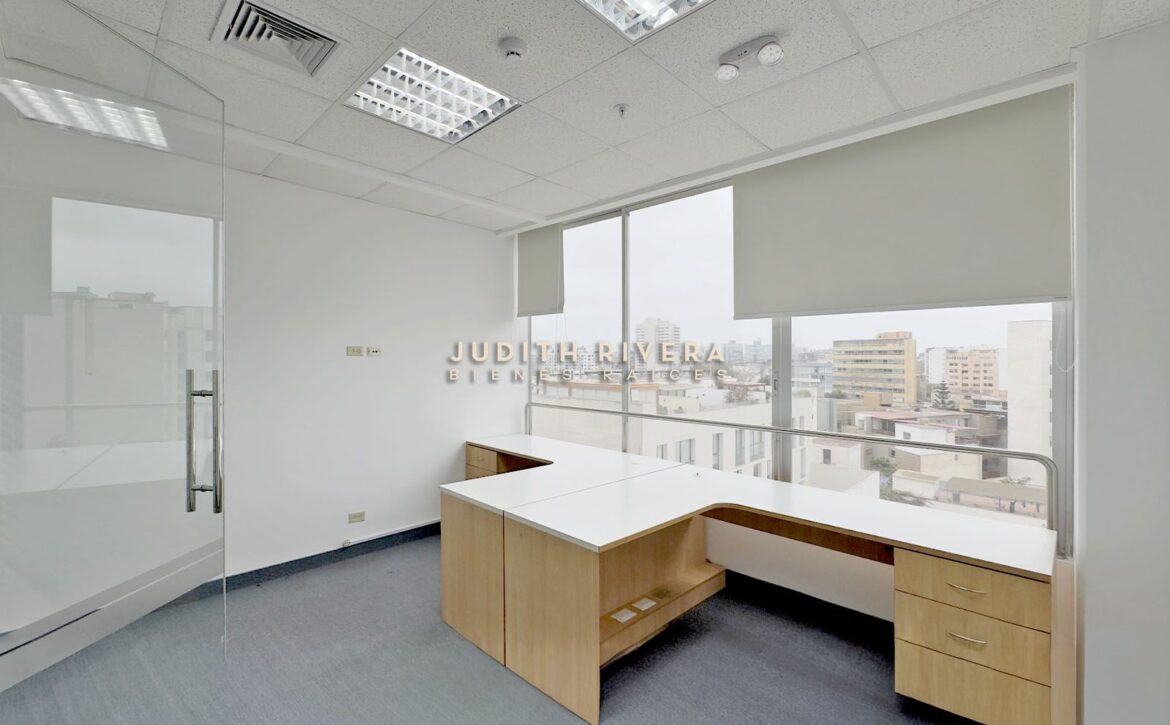 Oficina gerencial con cortinas y vista panorámica, oficina en alquiler en San Isidro