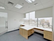 Oficina gerencial con cortinas y vista panorámica, oficina en alquiler en San Isidro