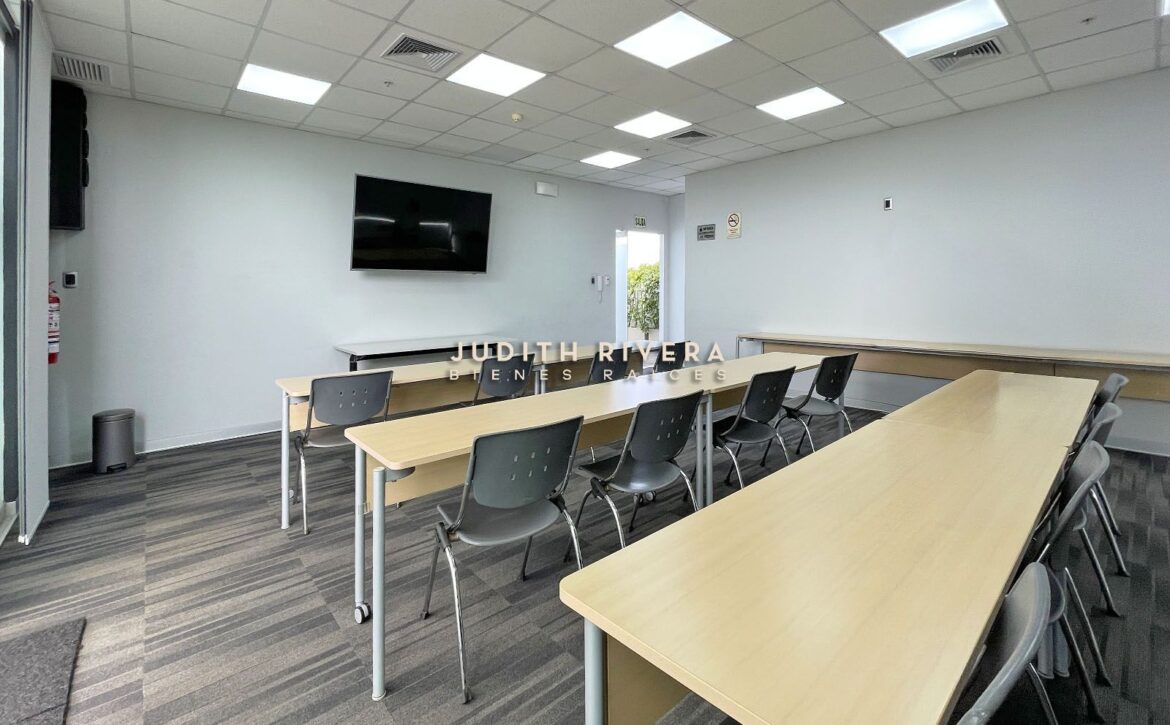 Ambiente de oficina implementado y luminoso, oficina en alquiler en San Isidro