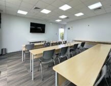 Ambiente de oficina implementado y luminoso, oficina en alquiler en San Isidro