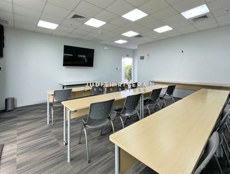 Ambiente de oficina implementado y luminoso, oficina en alquiler en San Isidro