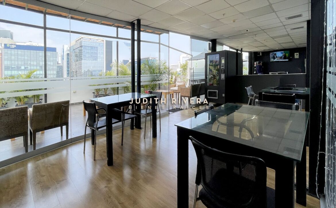 Sala de oficina con ventanales amplios, oficina en alquiler en San Isidro