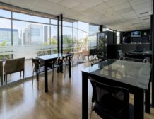 Sala de oficina con ventanales amplios, oficina en alquiler en San Isidro