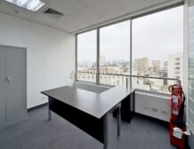 Detalle de mampara divisoria entre oficinas, oficina en alquiler en San Isidro