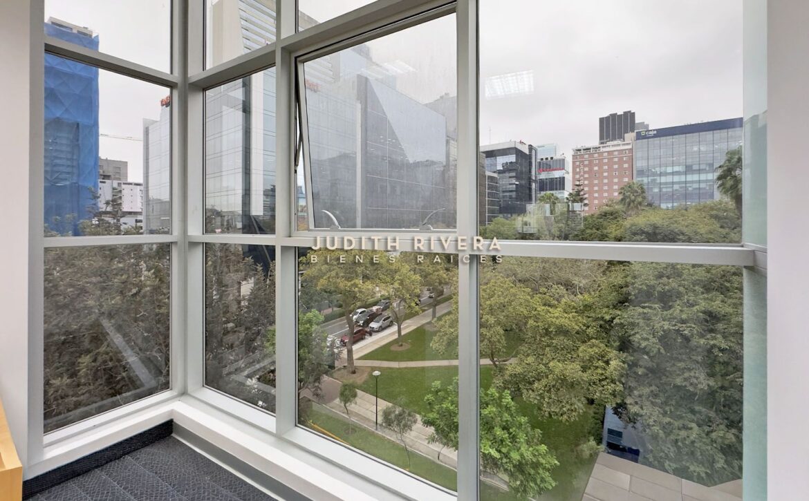 Rincón de oficina con ventana amplia, oficina en alquiler en San Isidro