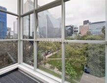 Rincón de oficina con ventana amplia, oficina en alquiler en San Isidro