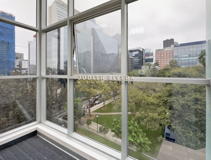 Rincón de oficina con ventana amplia, oficina en alquiler en San Isidro