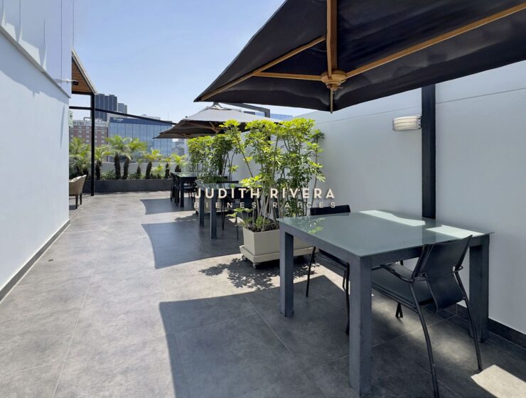 Zona de estar en la terraza del edificio corporativo, oficina en alquiler en San Isidro