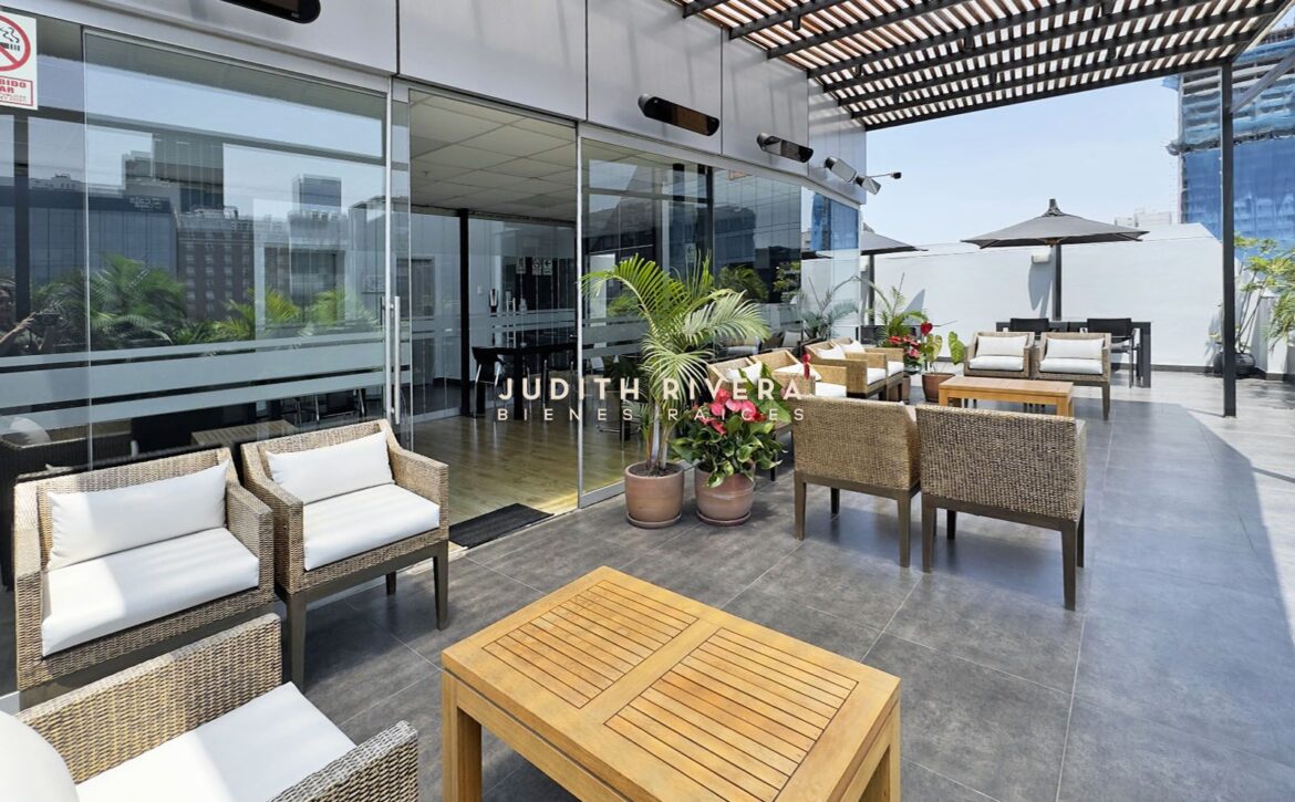 Terraza común con mesas y sombrillas del edificio, oficina en alquiler en San Isidro