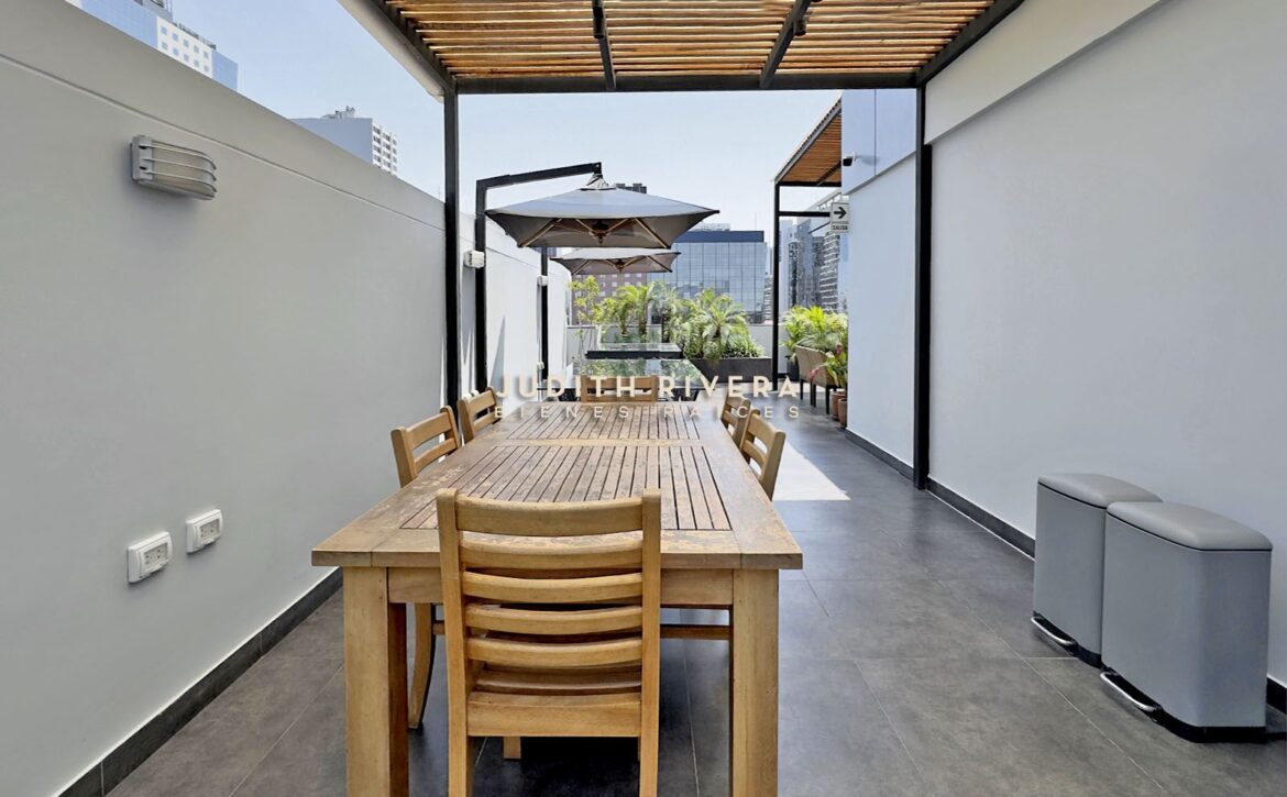Vista de la terraza con vegetación y mobiliario, oficina en alquiler en San Isidro