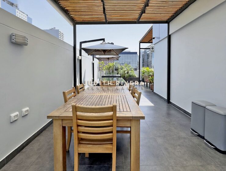 Vista de la terraza con vegetación y mobiliario, oficina en alquiler en San Isidro