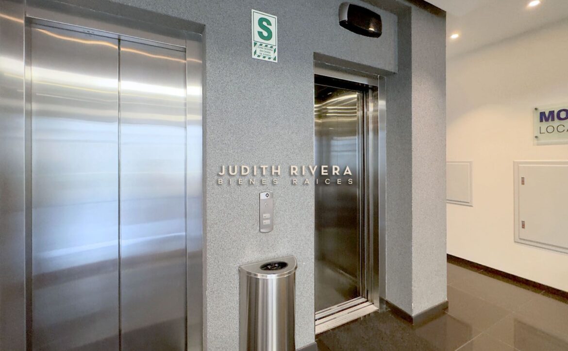 Pasillo interior con oficinas privadas, oficina en alquiler en San Isidro