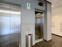 Pasillo interior con oficinas privadas, oficina en alquiler en San Isidro