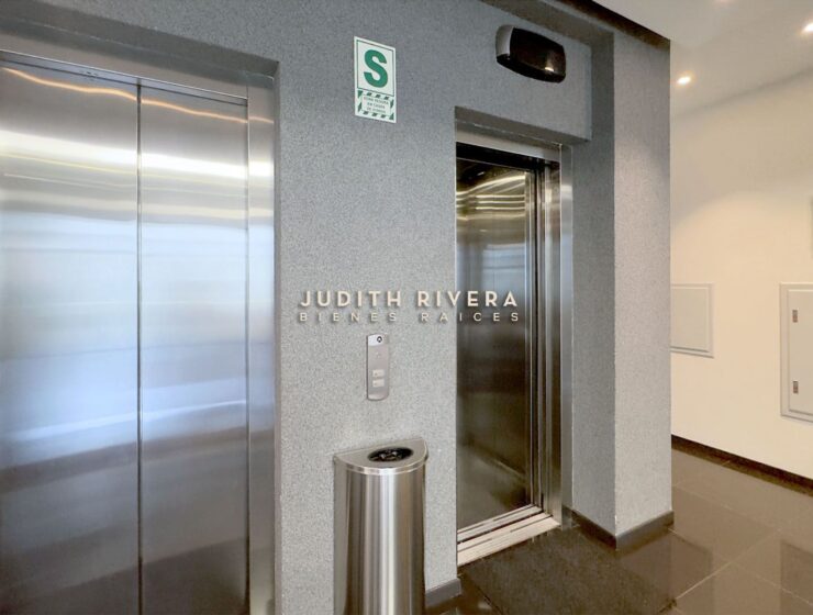 Pasillo interior con oficinas privadas, oficina en alquiler en San Isidro