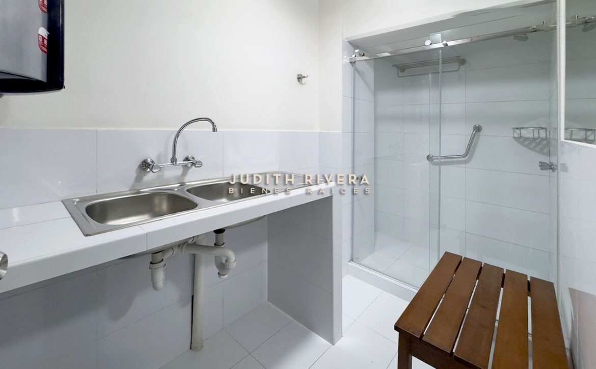 Baño con ducha y acabados modernos, oficina en alquiler en San Isidro