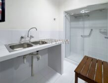 Baño con ducha y acabados modernos, oficina en alquiler en San Isidro