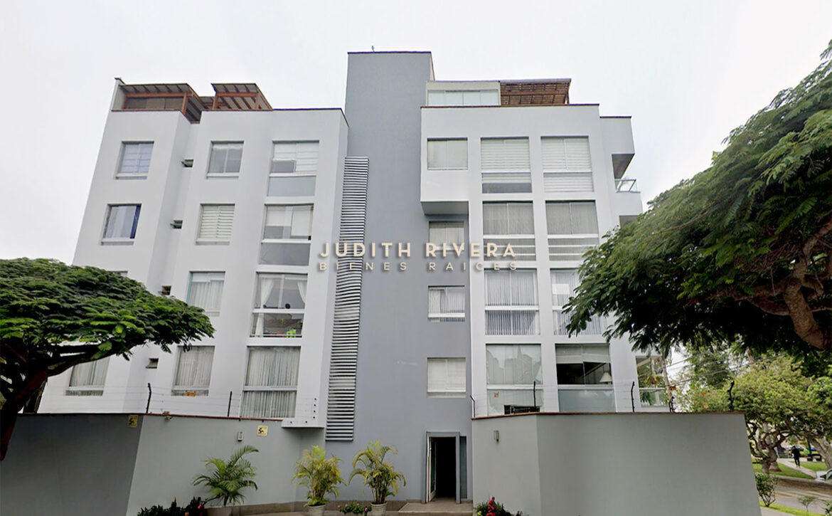 Departamento de 3 dormitorios en Surco: fachada del edificio de cinco pisos en blanco y gris, con jardinera y árboles en la vereda