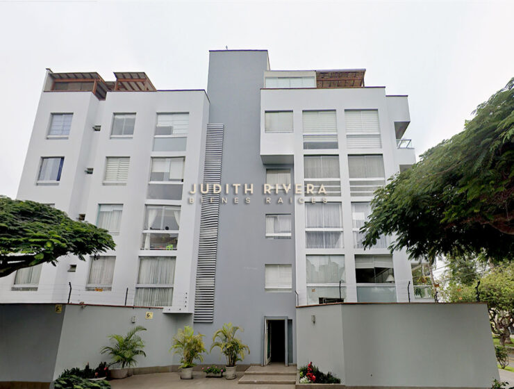 Departamento de 3 dormitorios en Surco: fachada del edificio de cinco pisos en blanco y gris, con jardinera y árboles en la vereda