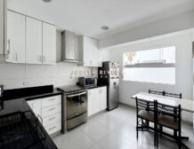 Cocina amplia con ventana horizontal, cajoneras y comedor de diario