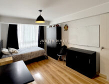 Dormitorio con cama de dos plazas, clóset, cómoda y pizarra en la pared