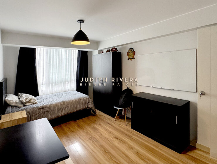 Dormitorio con cama de dos plazas, clóset, cómoda y pizarra en la pared