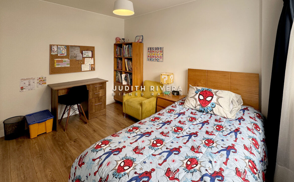 Dormitorio con escritorio de madera, librero y cama de plaza y media