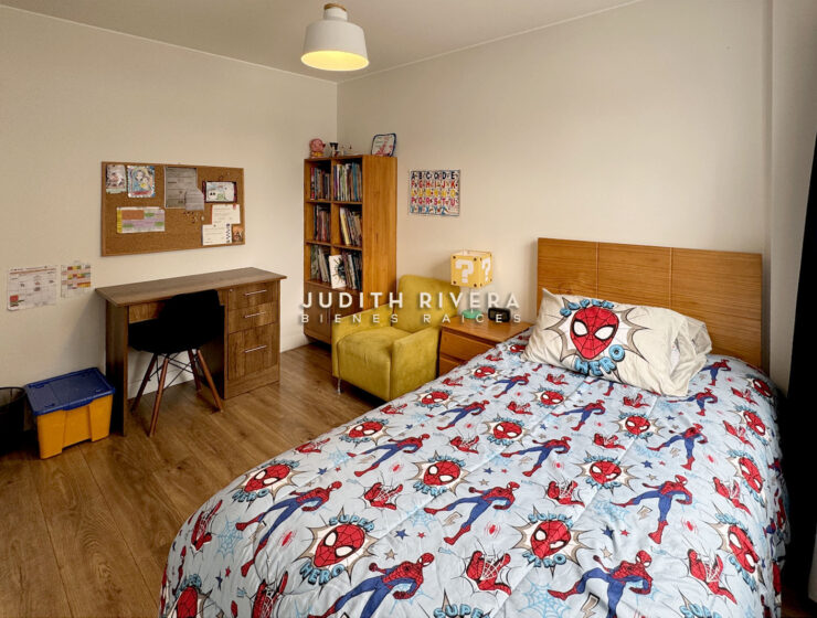 Dormitorio con escritorio de madera, librero y cama de plaza y media